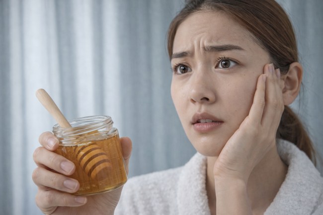 Waspada Sebelum Pakai! Risiko Penggunaan Madu pada Kulit Wajah yang Jarang Disadari